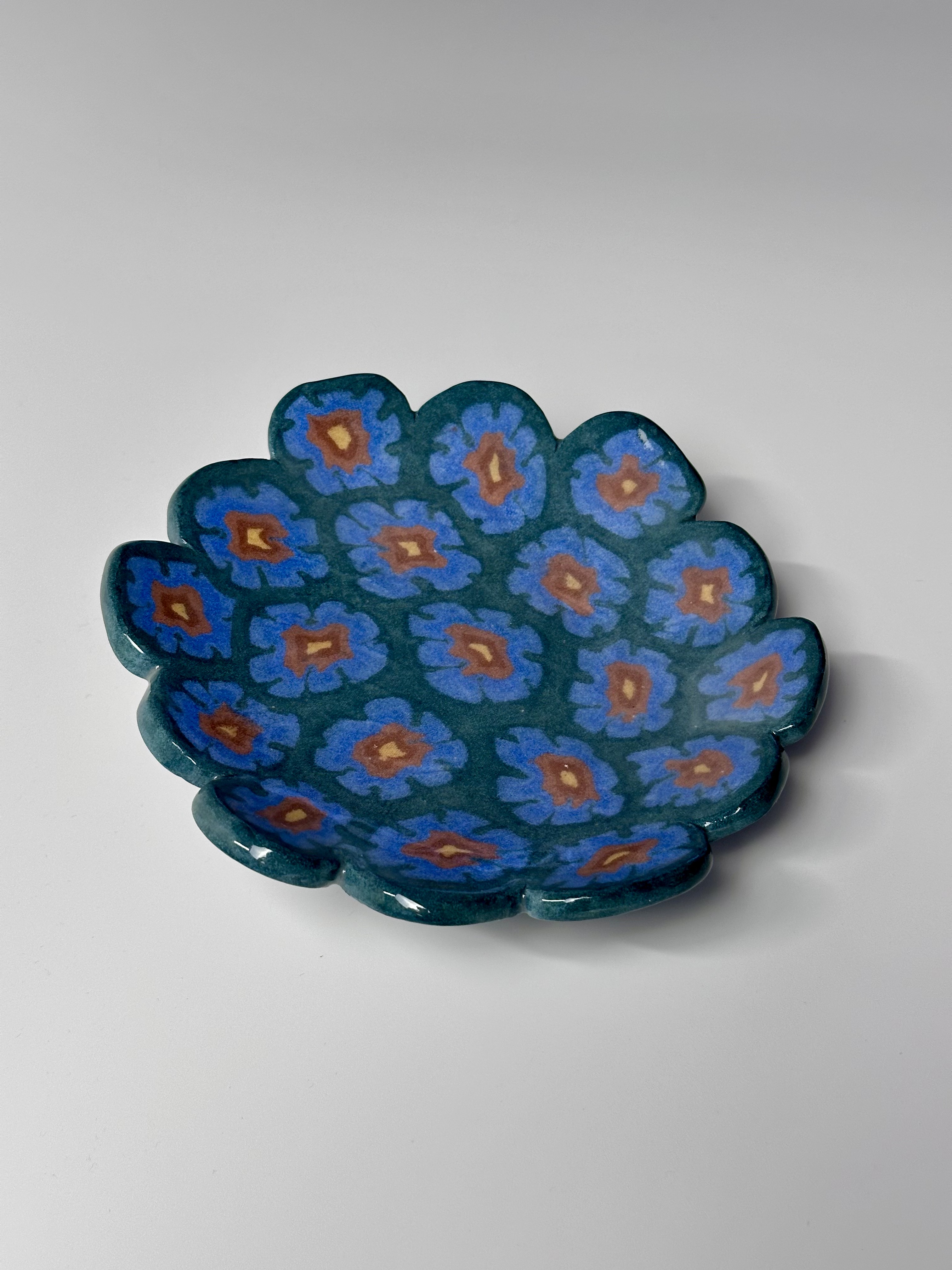 Блюдце с цветочным узором